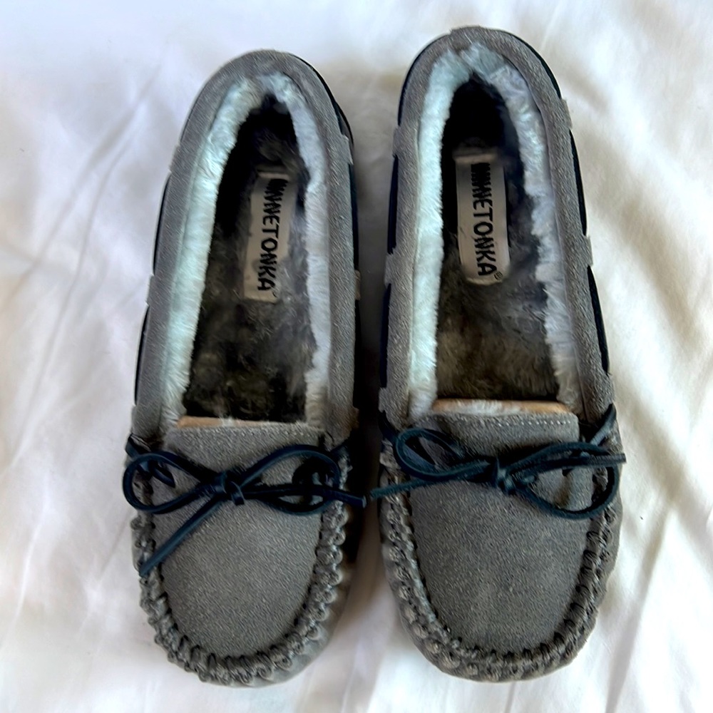 Women’s Brand New Grey Minnetonka Leather Slippers 8